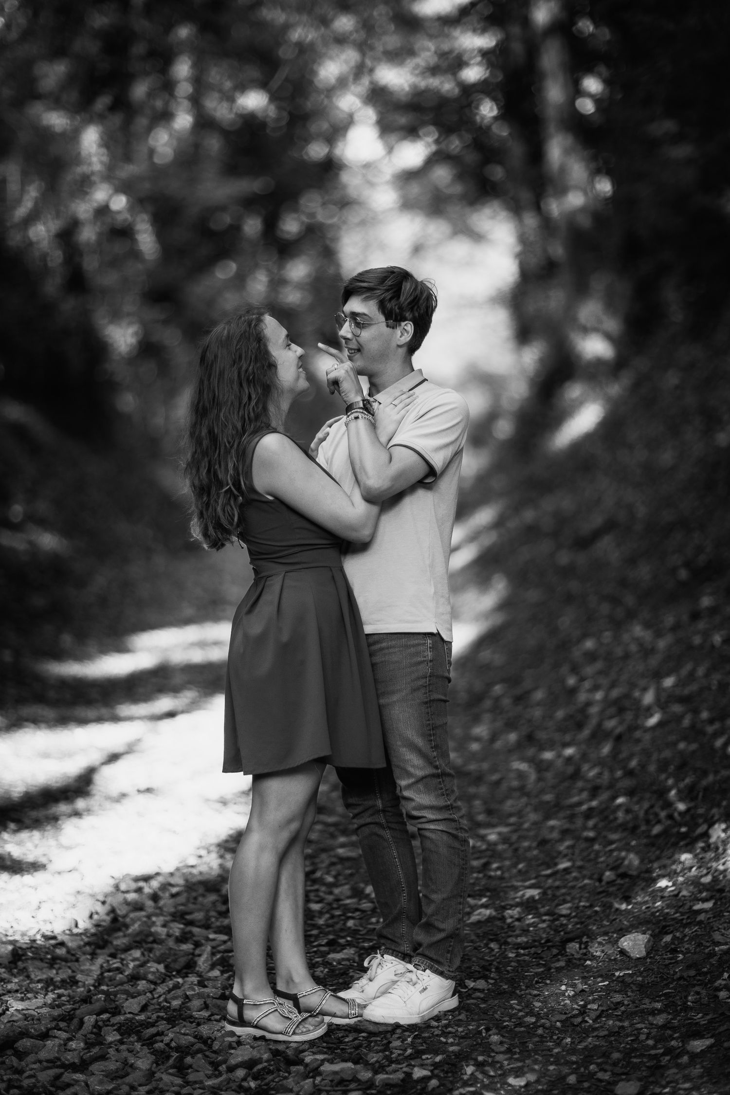 Geste complice et amusé du fiancé posant son index sur le nez de sa compagne par Eric Filliat, photographe des instants vrais.