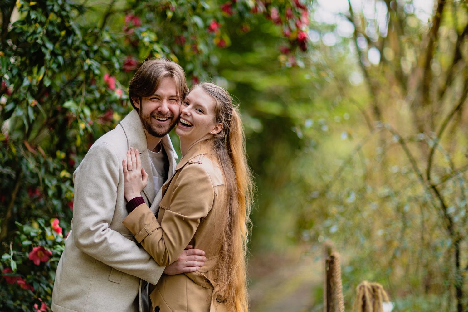 Rires spontanés d'un couple dans le jardin botanique du Parc de la Tête d'Or à Lyon par Eric Filliat.