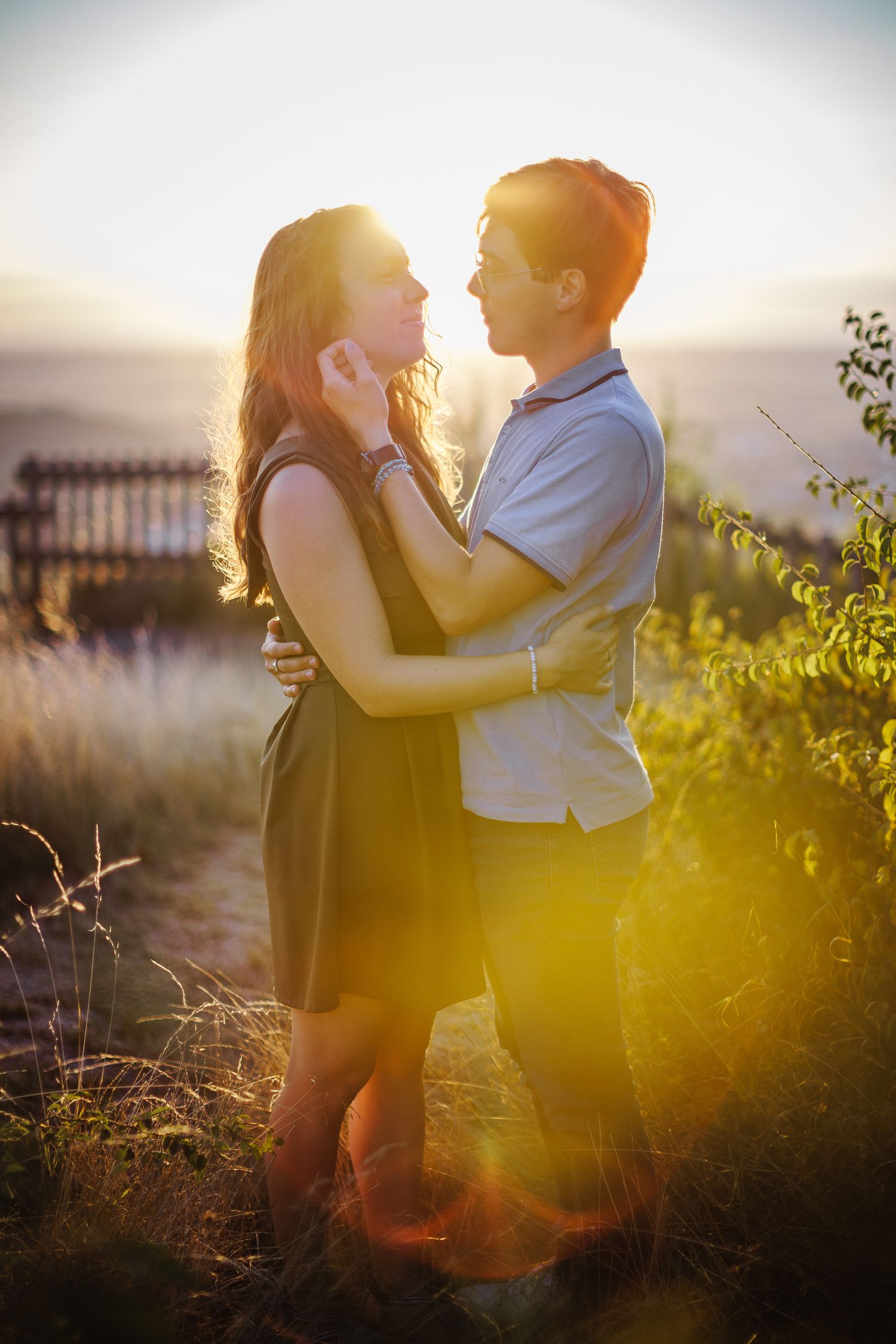 Moment tendresse et émotion au soleil couchant, séance engagement en Bugey, par Eric Filliat, photographe des liens vrais.
