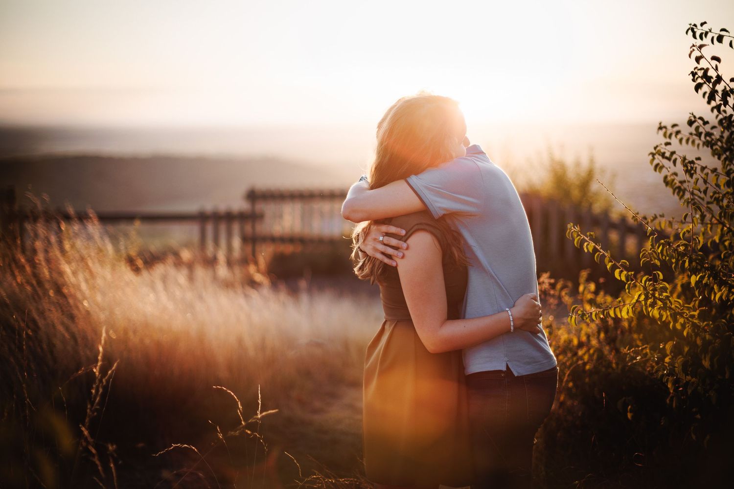 Un jeune couple de fiancés s'enlace au soleil couchant, vers Lyon (Ambérieux), Rhône-Alpes Auvergne, par Eric Filliat (Clermont-Ferrand)