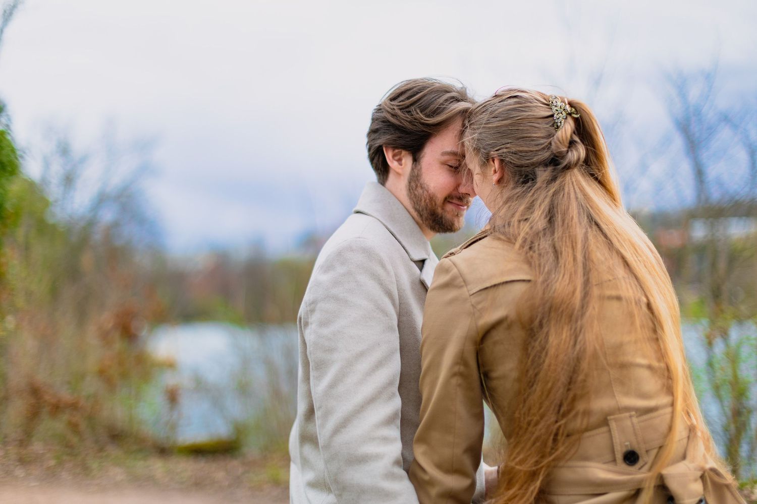 Séance couple amoureux au bord du lac de la Tête d'Or à Lyon par Eric Filliat, photographe de mariage et d'émotions.