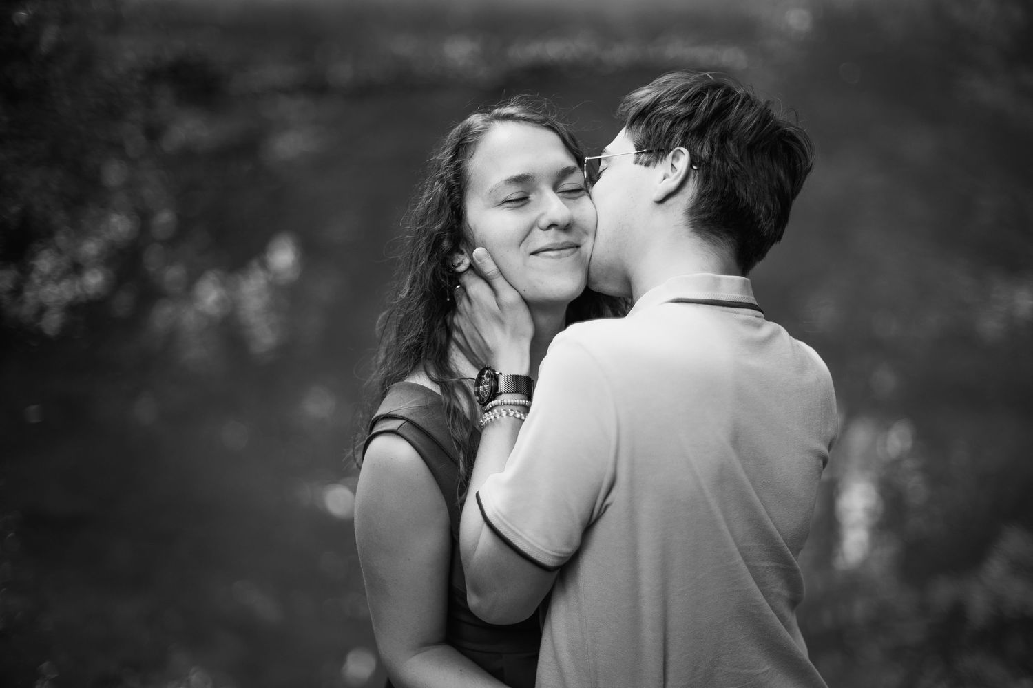 Instant de tendresse en bord de lac et de verdure. Naturel et émotion d'un couple de fiancés. Par Eric Filliat, secteur Limoges.