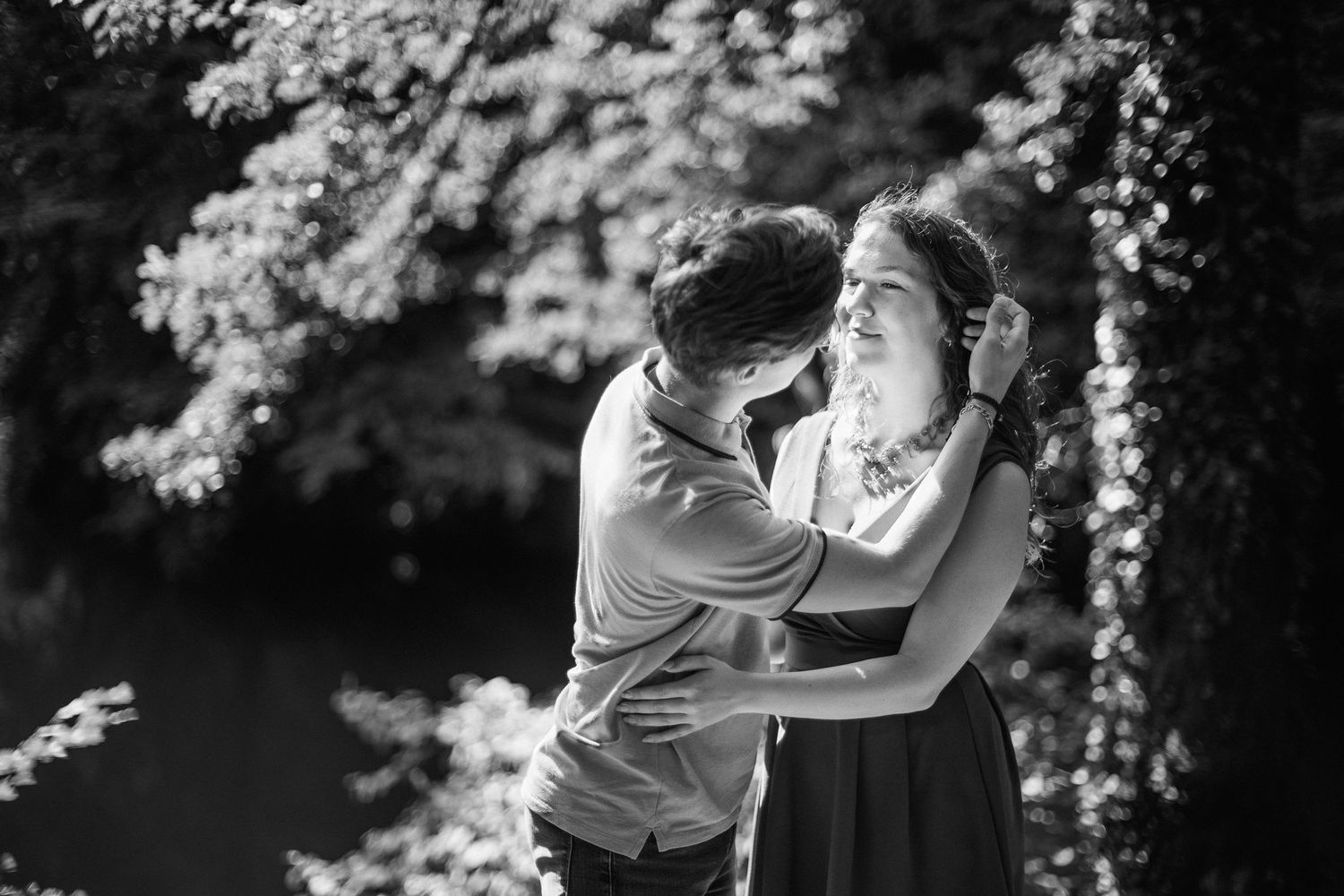 Caresse des cheveux, ces gestes naturels et complices d'un couple de fiancés par Eric Filliat. Capturer l'invisible et le vrai. Ambérieux.