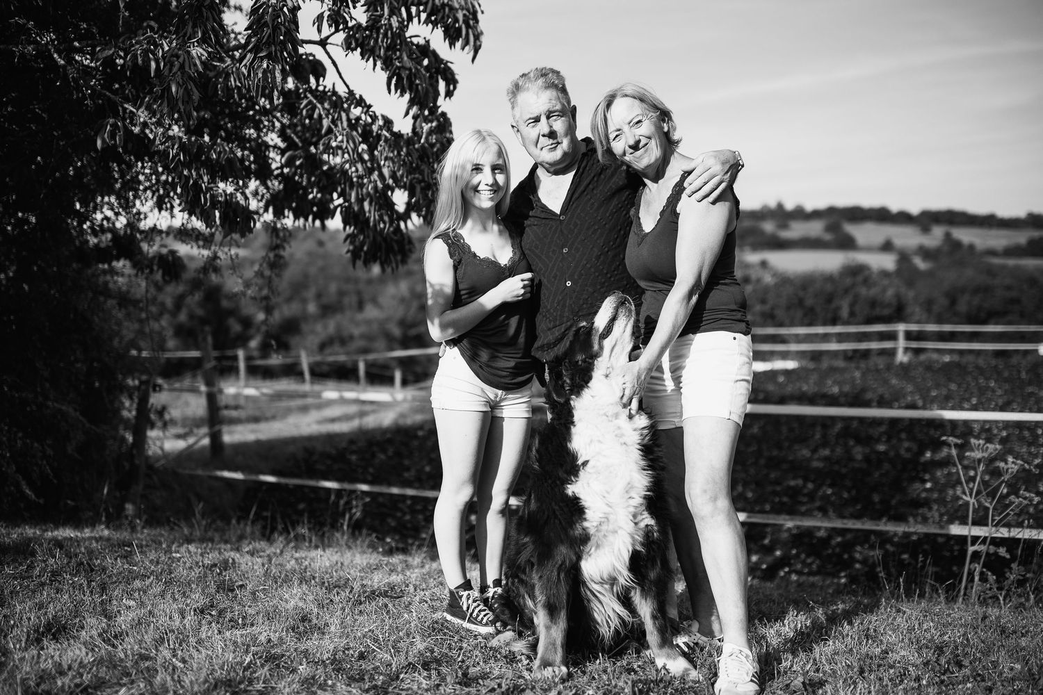 Instant portrait pendant une séance lifestyle famille, en Bourbonnais. Confiance et détente avec leur chien bien aimé en ce moment.