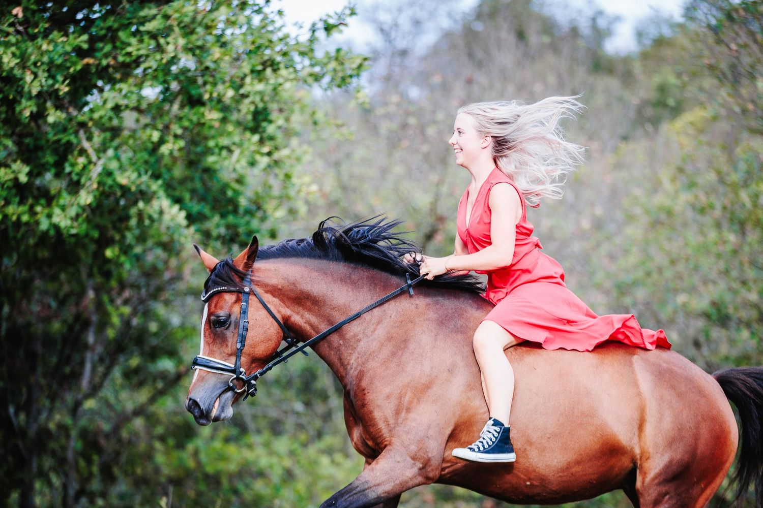 Un cavalière s'envole avec son cheval, lors d'une séance lifestyle, vers Clermond-Ferrand, Auvergne, par Eric Filliat. Photographe famille.