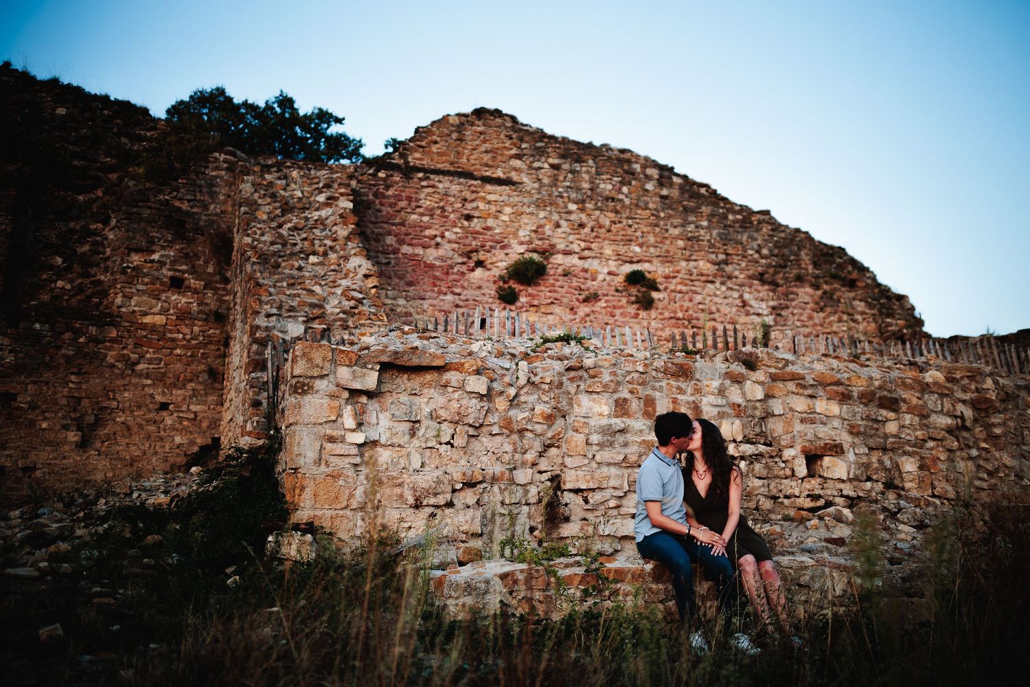 Baiser-tendresse au coucher du soleil dans les ruines d'un château. Moment suspendu, photographe secteur Bourbonnais, Allier et Puy-de-Dôme.