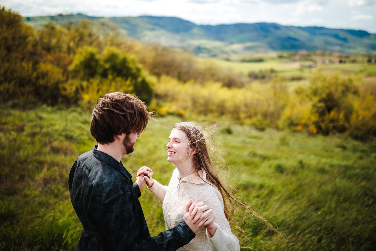 Émotion d'un couple de fiancés heureux, en pleine nature entre Rhône et Saône, par Eric Filliat, photographe en Auvergne.