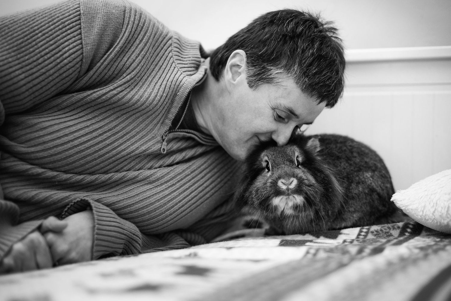 Baiser et abandon d'un lapin en confiance. Portrait noir et blanc, séance photo de NAC à domicile secteur Vichy et Cusset.