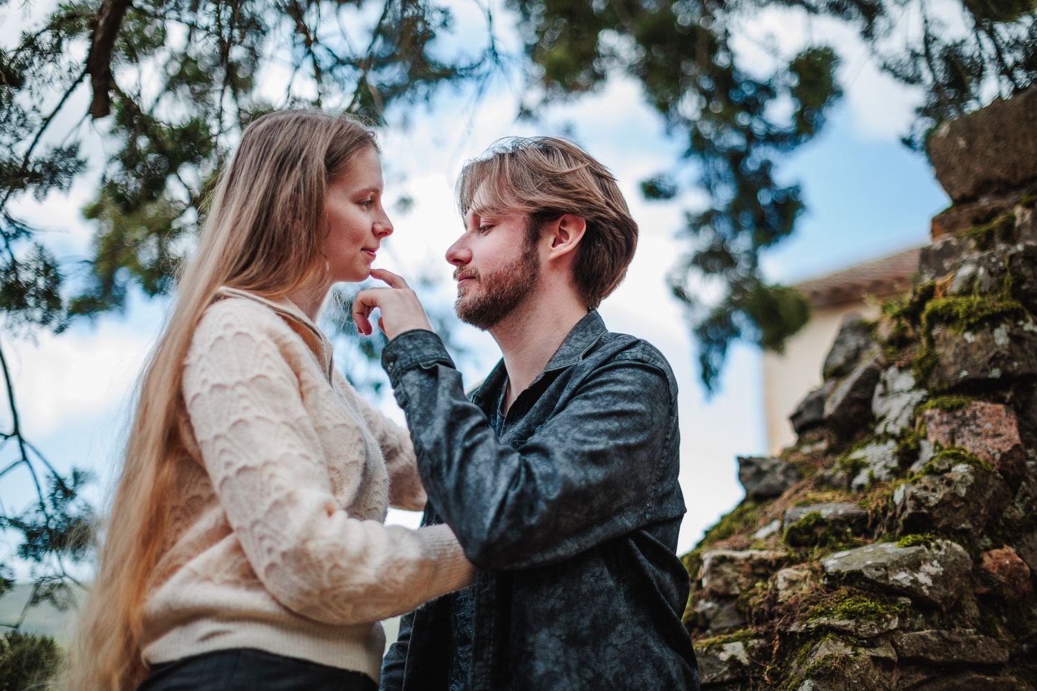 Ces petits gestes de tous les jours : un couple connecté par le regard et du bout du doigt, entre Rhône et Saône, par Eric Filliat / Vichy.