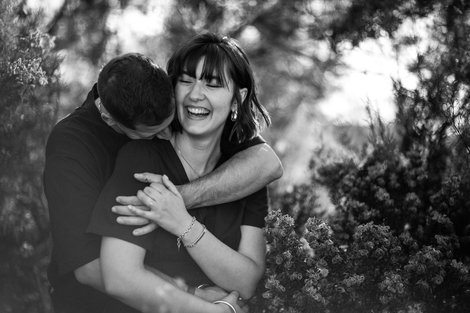 L'essentiel est l'amour, dans un couple connecté. Joie dans la lumière de la Provence, saisi par Eric Filliat, photographe mariage, famille.