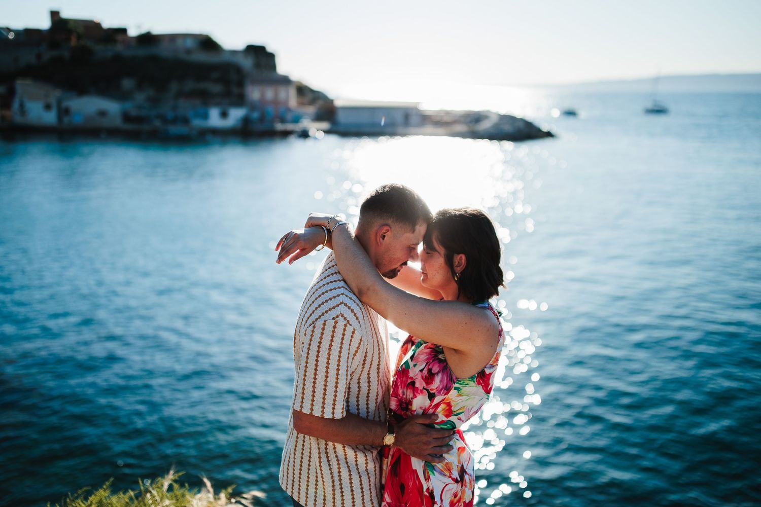Instant vrai et précieux en bord de mer à Marseille, d'un jeune couple enlacé, par Eric Filliat, photographe Lifestyle en Auvergne.