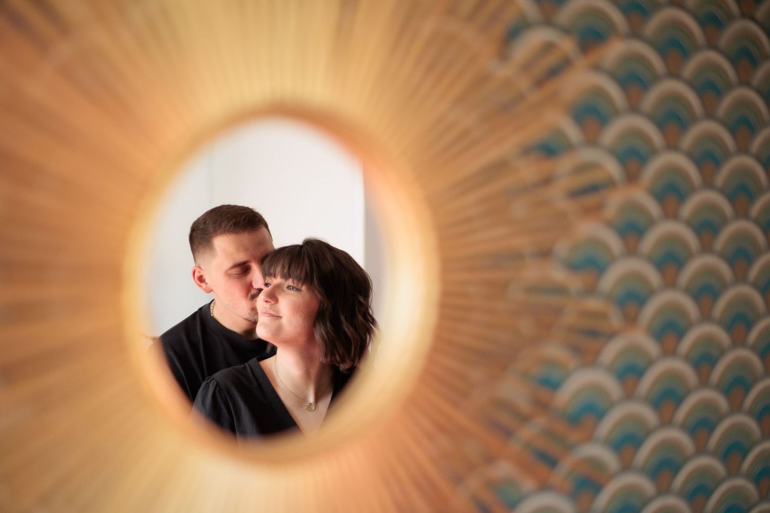 Reflet d'un couple dans un miroir de créateur. Murmure et jeux de lumière, séance couple lifestyle à Lyon-Villeurbanne