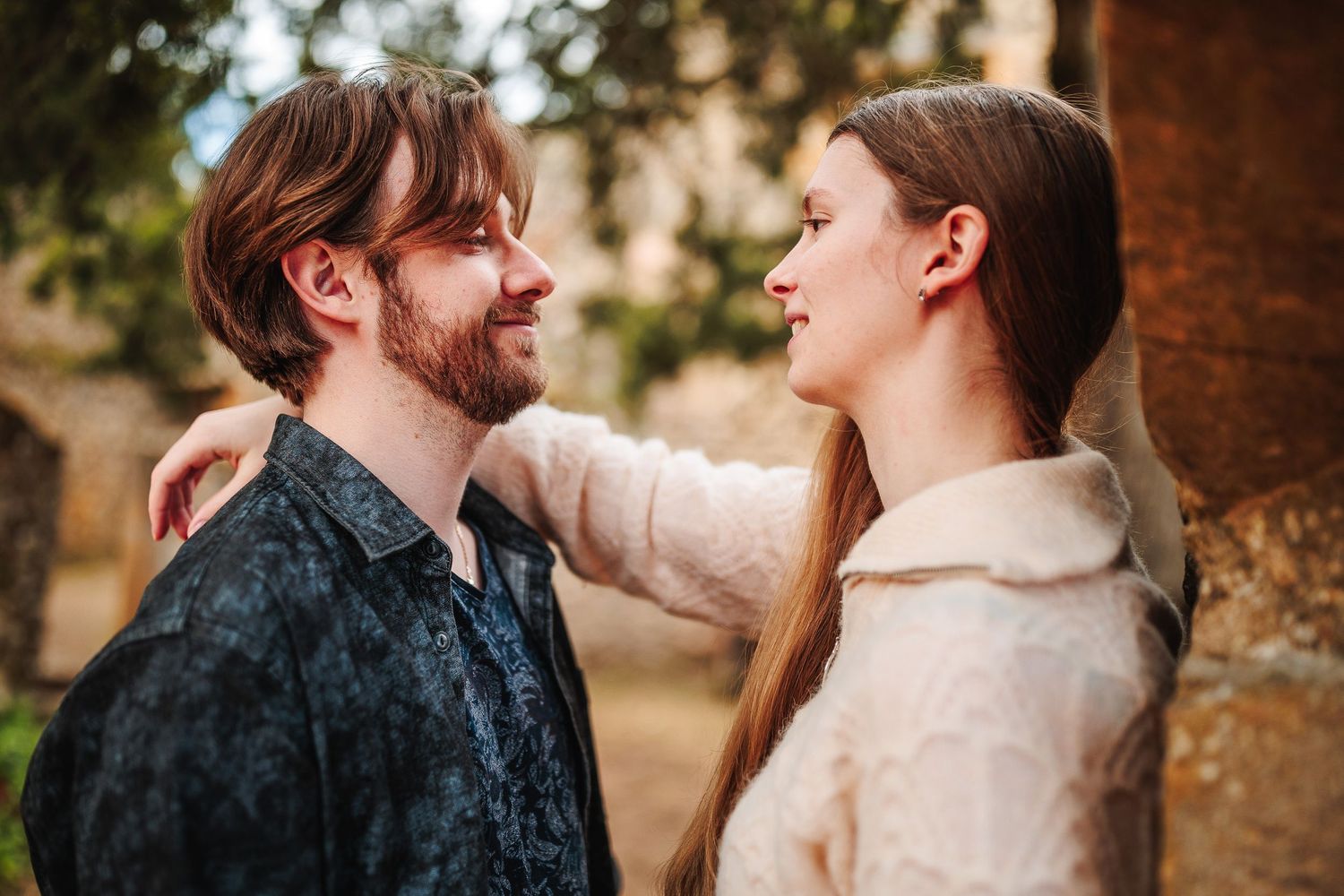 Couple en intimité. Échange de regards et sourire complice - Château de Ternand vers Tarare, par Eric Filliat, photographe d'émotions.