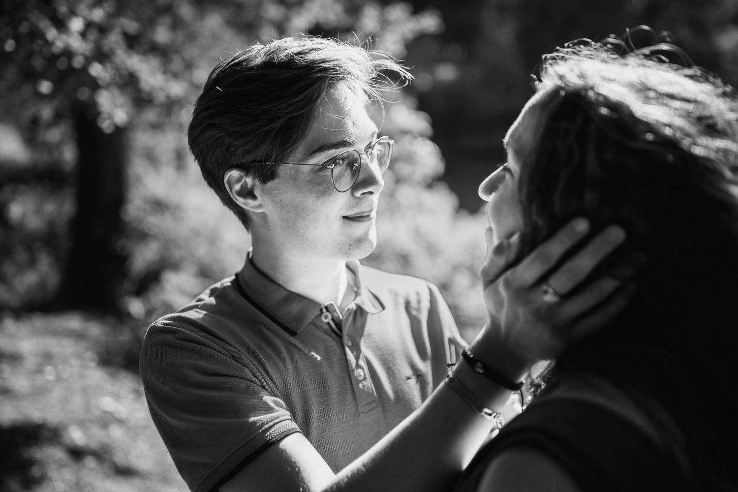 Regard intense et sourire tendre d'un couple en noir et blanc par le photographe d'émotions Eric Filliat, Ain, région Rhône-Alpes Auvergne