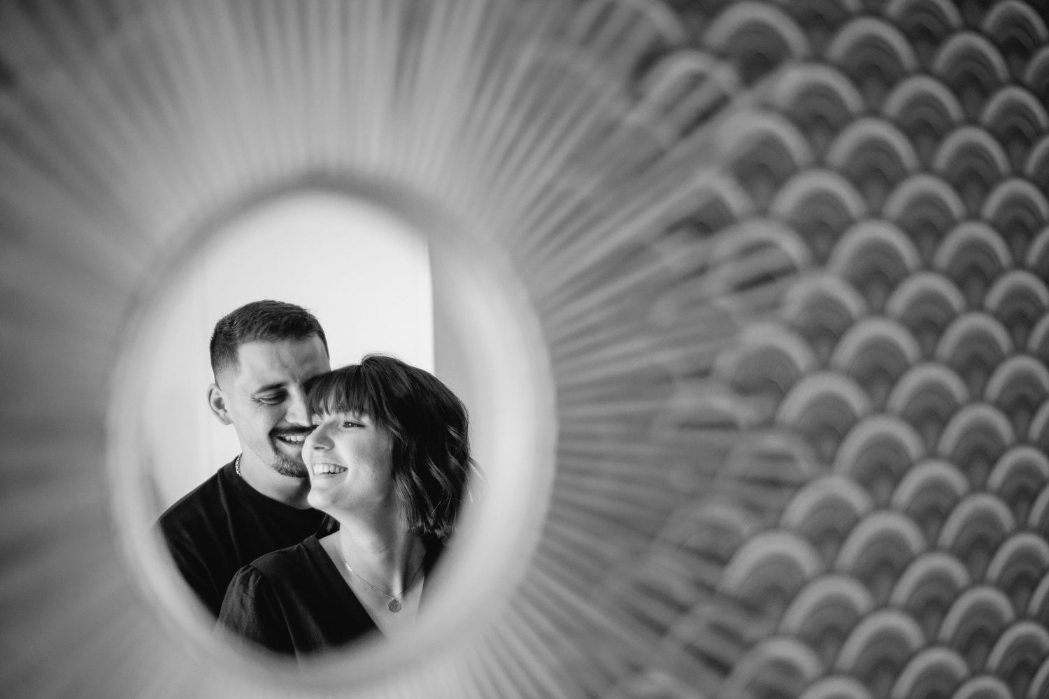 Portrait de couple dans un reflet par Eric Filliat, photographe de mariage, famille et baptême en Puy-de-Dôme et France entière.