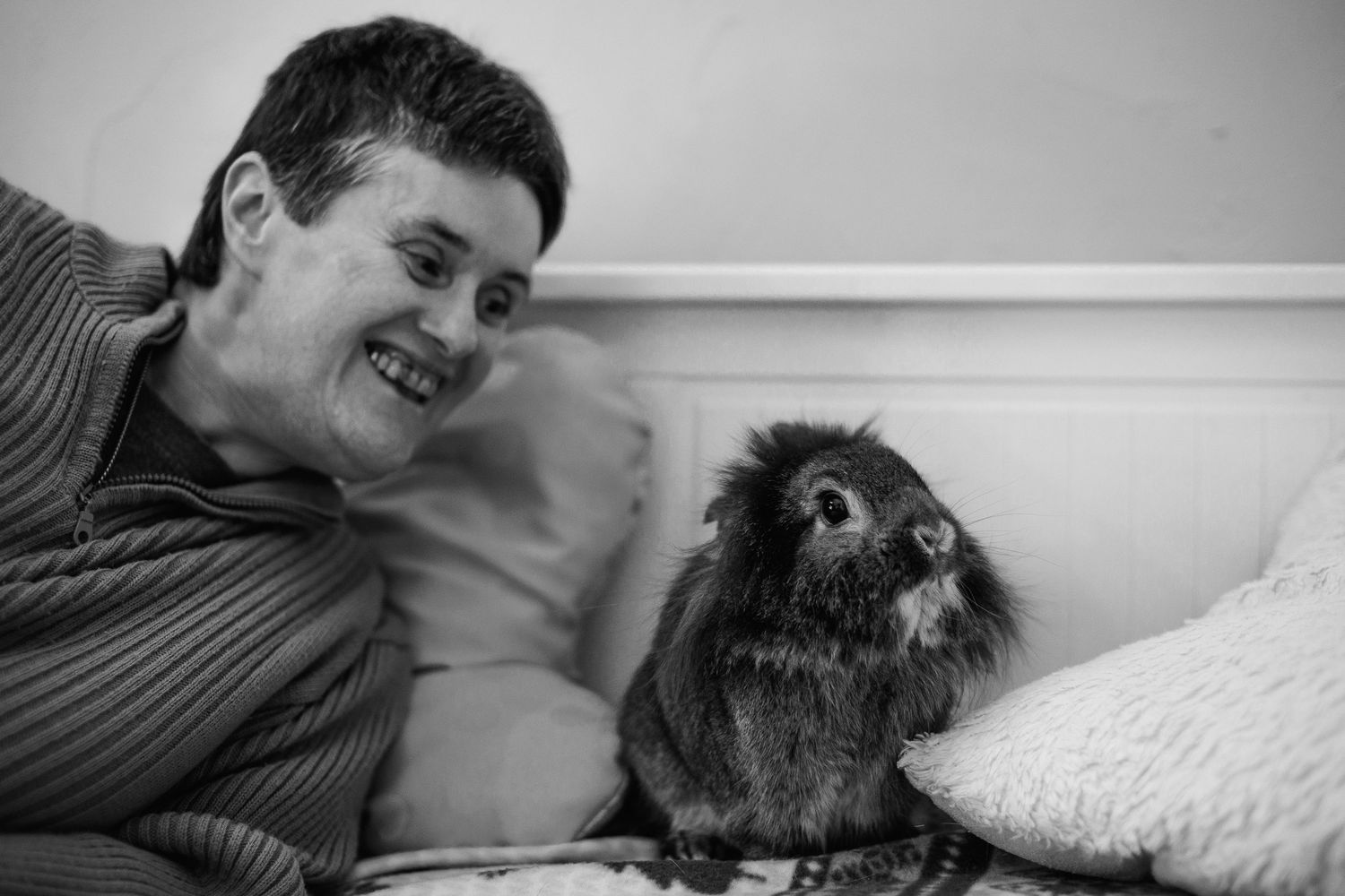 Dialogue complice entre une femme et son lapin. Noir et blanc artistique, photographe de connexion animale secteur Riom & Combrailles.