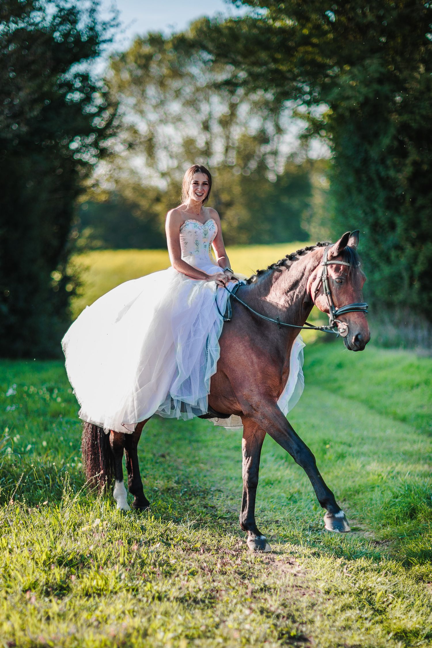 Cavalière élégante et raffinée, préparation de mariage en bourbonnais, par Eric Filliat, photographe lifestyle en Auvergne - Vichy.