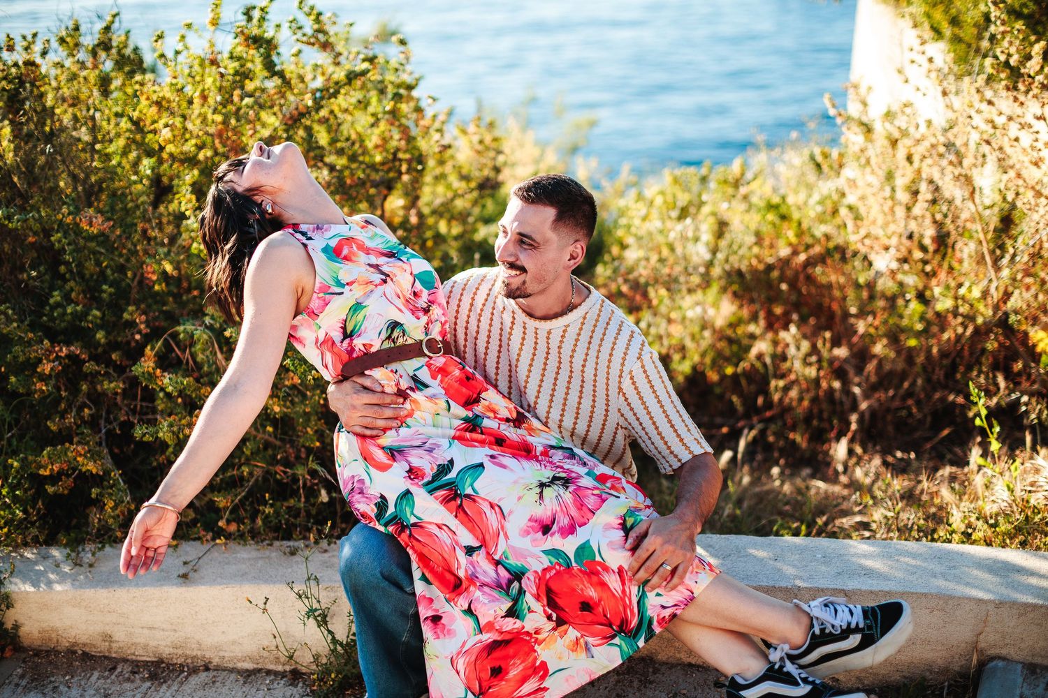 Fiancée ouvrant les bras face à la mer dans une calanque marseillaise, moment de liberté capturé par Eric Filliat. De Vichy à La Ciotat