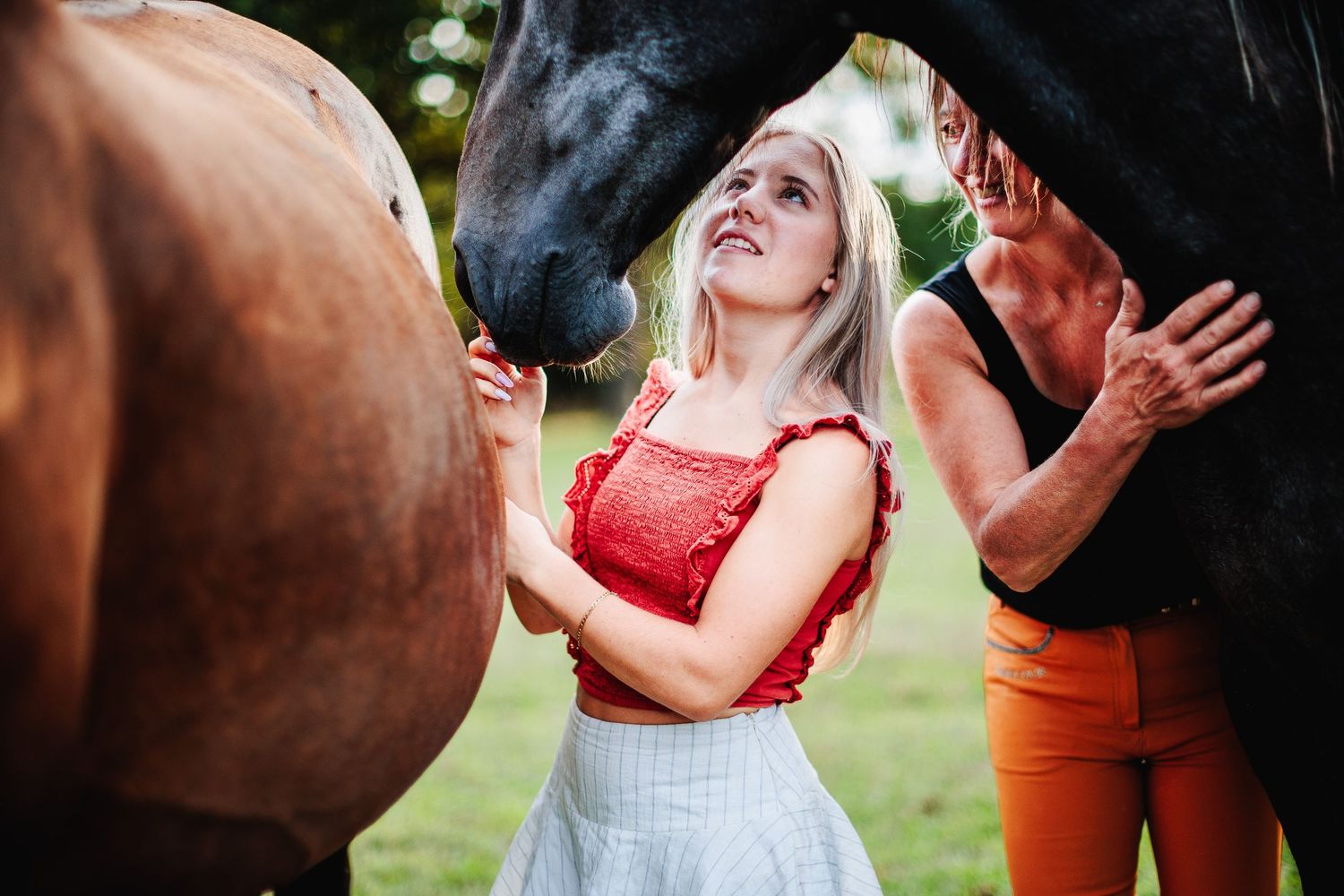 Mère et fille entourées de leurs chevaux. Connexion forte et amour maternel au cœur du troupeau, secteur Saint-Éloy-les-Mines.