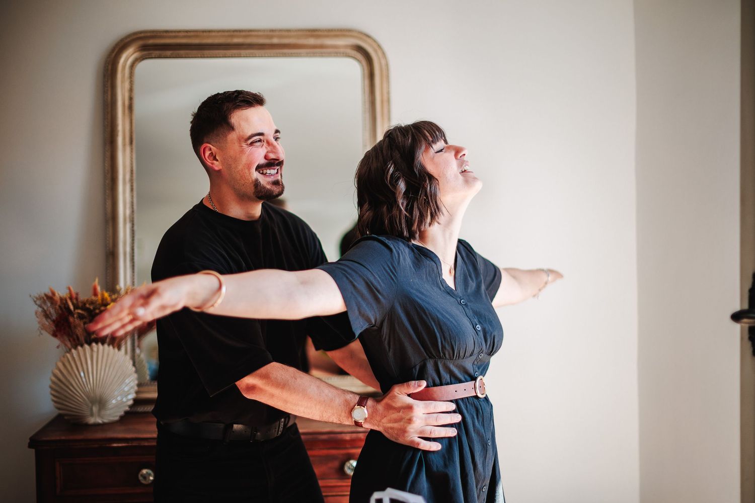 Jeu et complicité d'un couple dans un appartement sobre et élégant à Marseille par le photographe Eric Filliat. Lifestyle urbain.