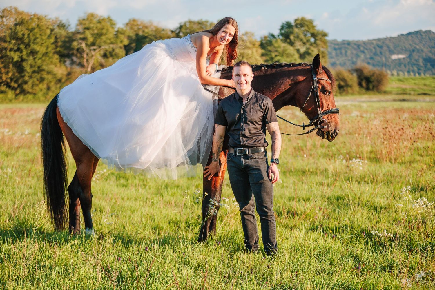 Futurs mariés avec leur cheval. Intégrer l'animal comme membre de la famille, séance engagement d'exception en Beaujolais.