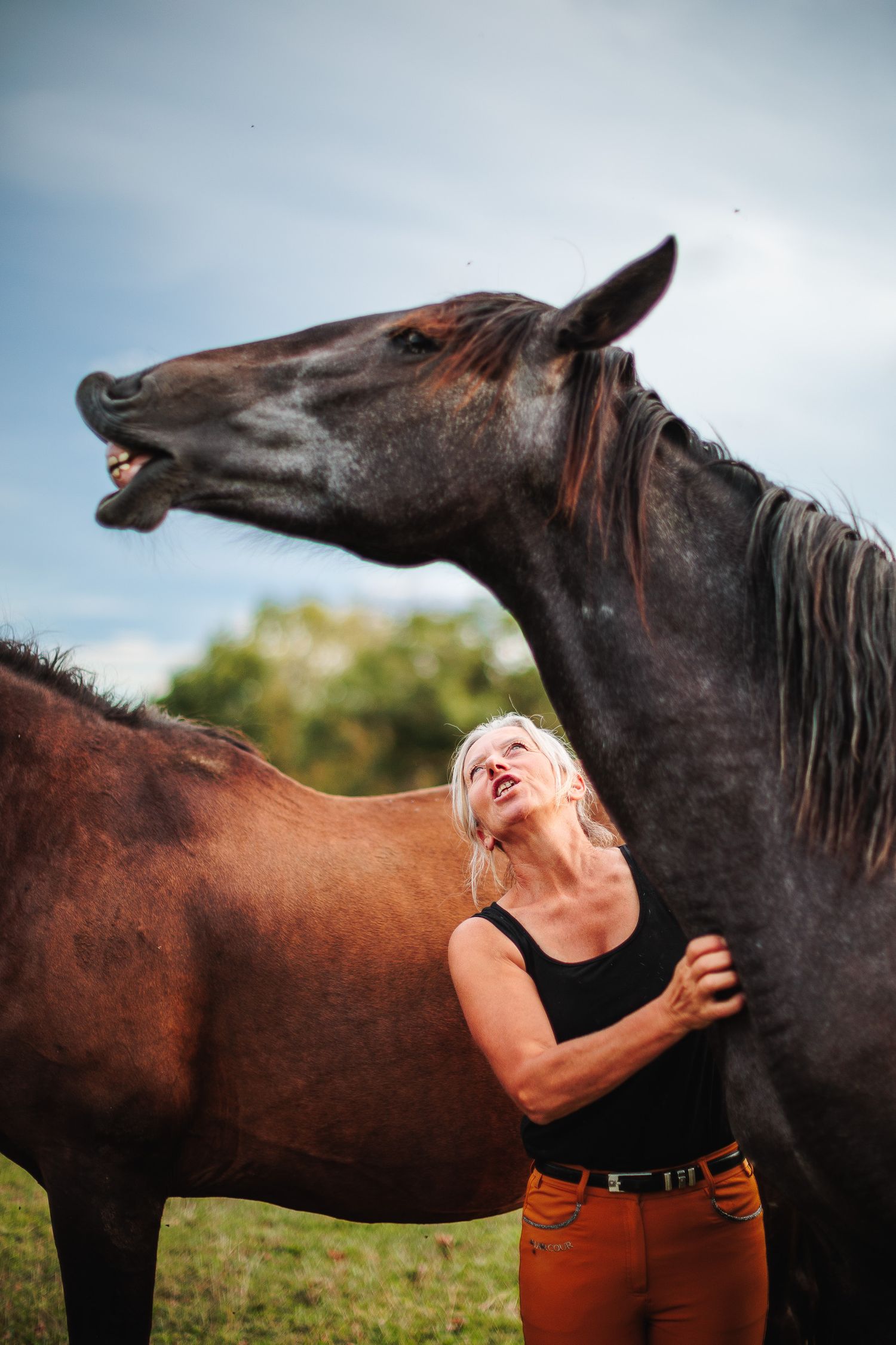 Puissance de la connexion dans la tribu humaine et équine. Shooting lifestyle famille & animal d'exception, entre Allier et Puy-de-Dôme.