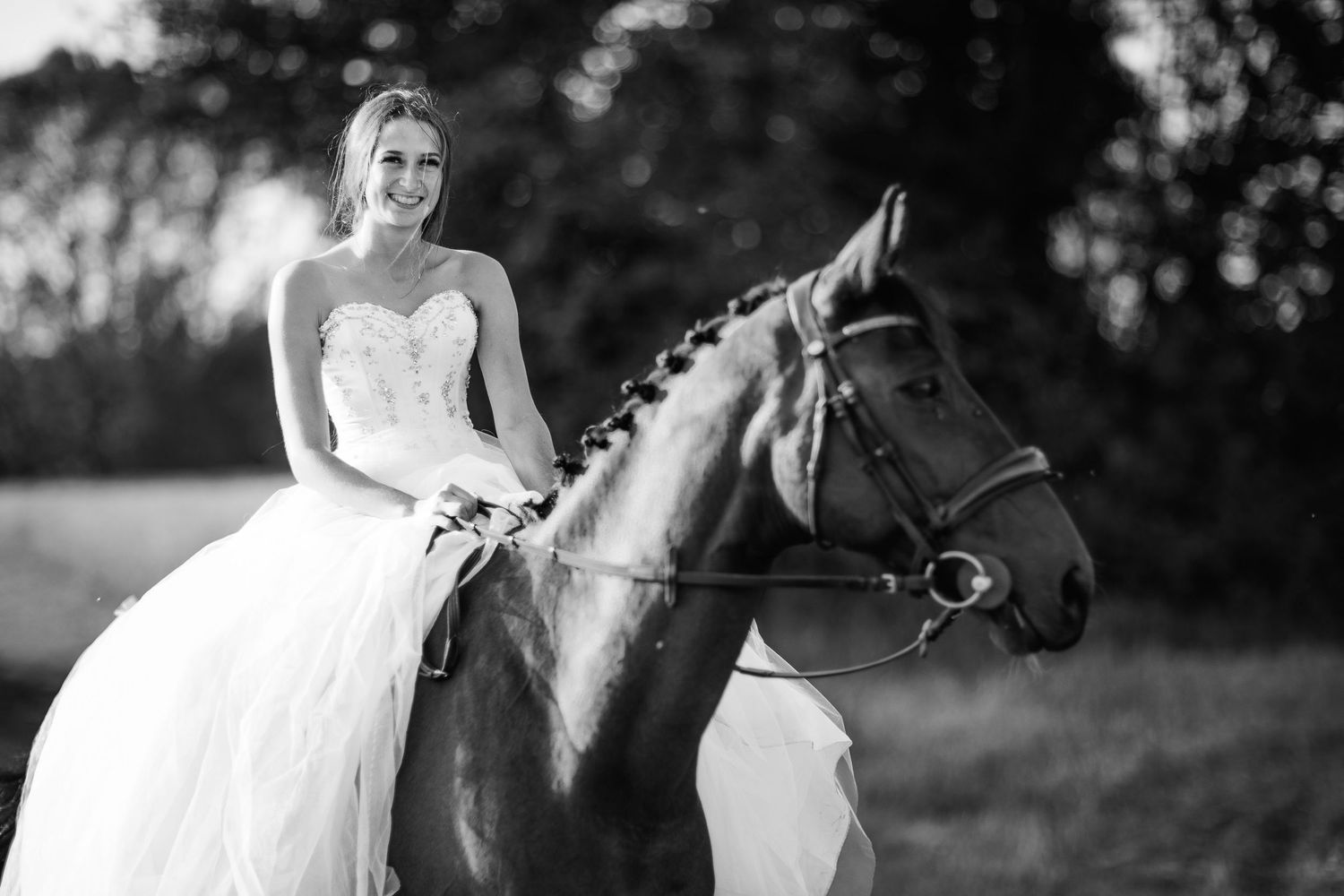 Simplicité du moment vrai pour une belle mariée à cheval. Noir et blanc esthétique, par Eric Filliat, photographe en Loire et Haute Loire.
