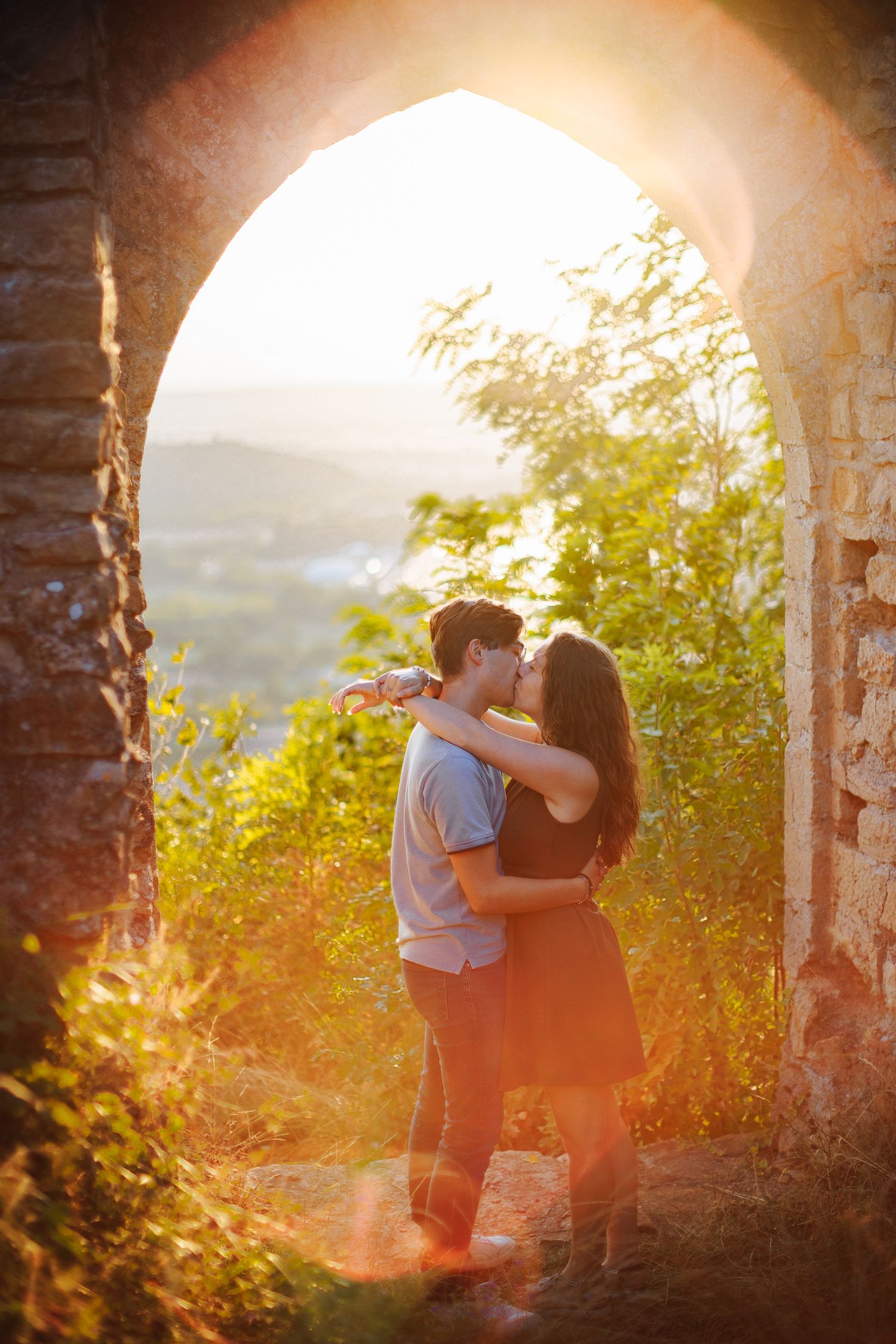Portrait de couple authentique et lumineux, en extérieur par Eric Filliat, vers Lyon - Rhône-Alpes, Ambérieux en Bugey