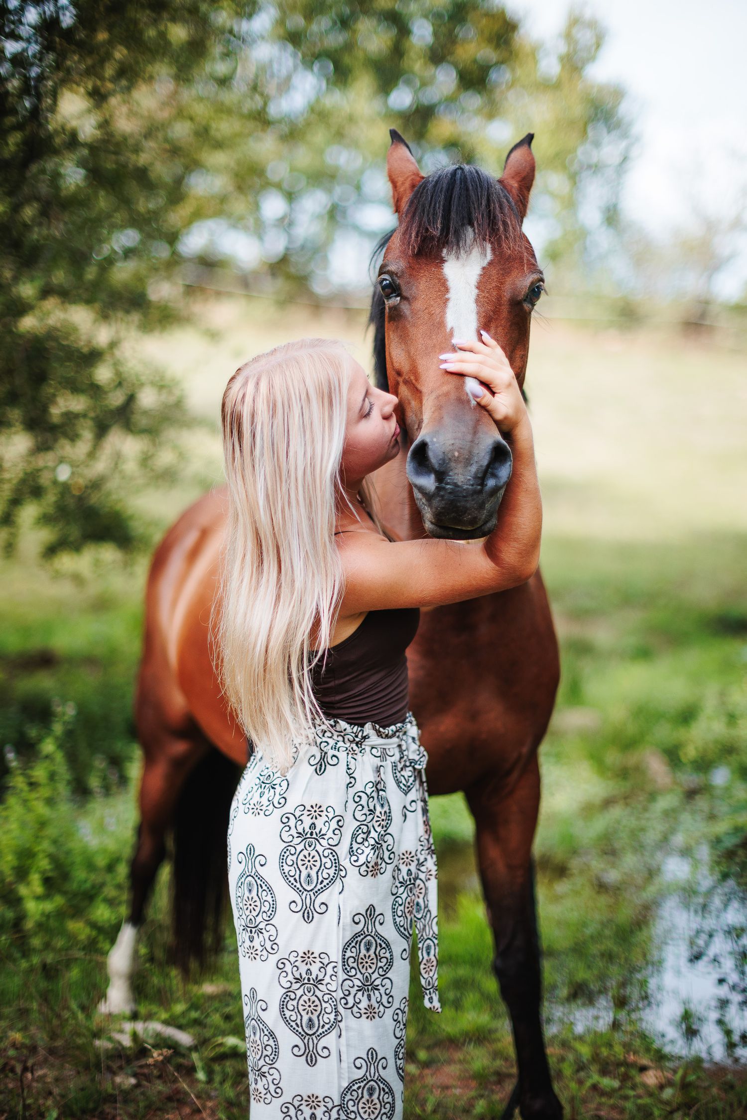Lien vrai et émotion entre une jeune cavalière et son poney. Amour en Combrailles, saisi par Eric Filliat, photographe animalier - famille.