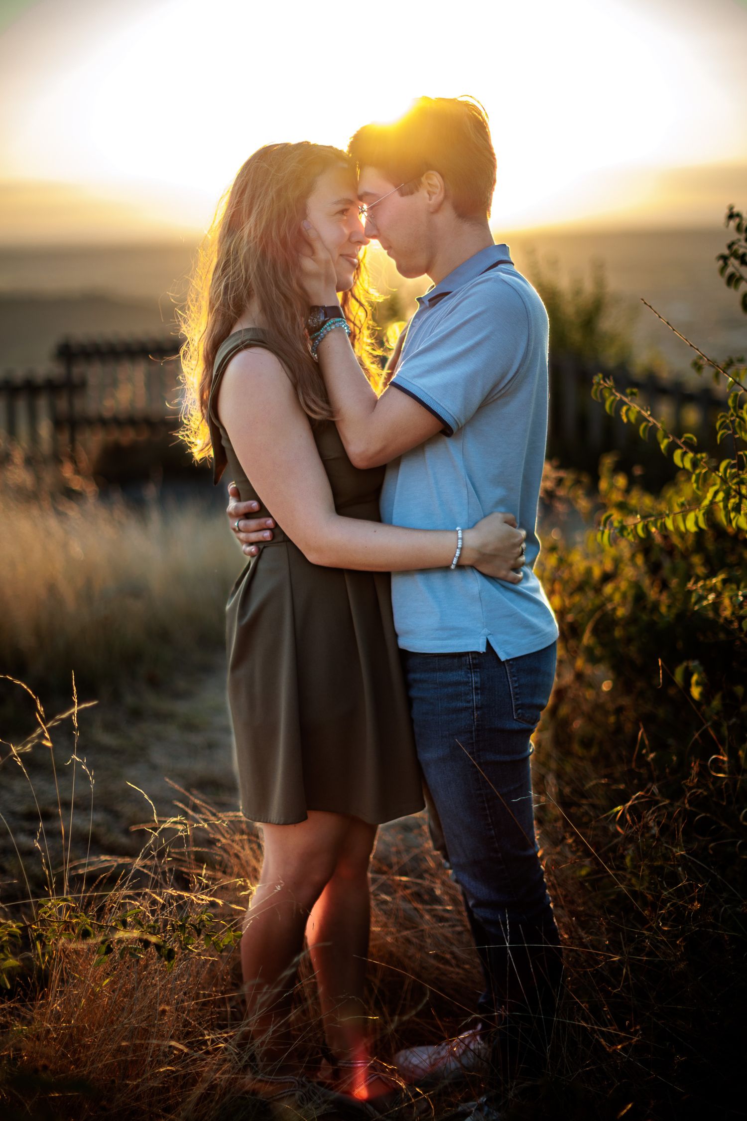 Portrait intimiste d'un couple en face à face dans la lumière dorée du crépuscule par Eric Filliat. Photographie d'émotion. Brive
