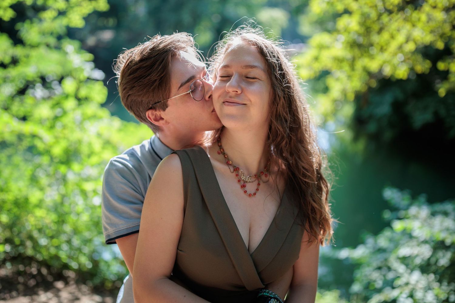 Tendresse d'un couple de fiancés au naturel, entre lac et forêts, par Eric Filliat, photographe mariage, famille et couple. Vers Lyon