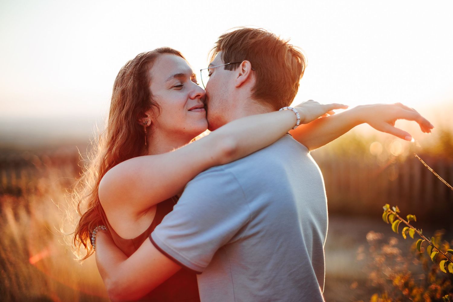 Couple complice au soleil couchant par Eric Filliat. Best of portfolio : photographies d'émotions en lumière naturelle. Entre Rhône & Ain.