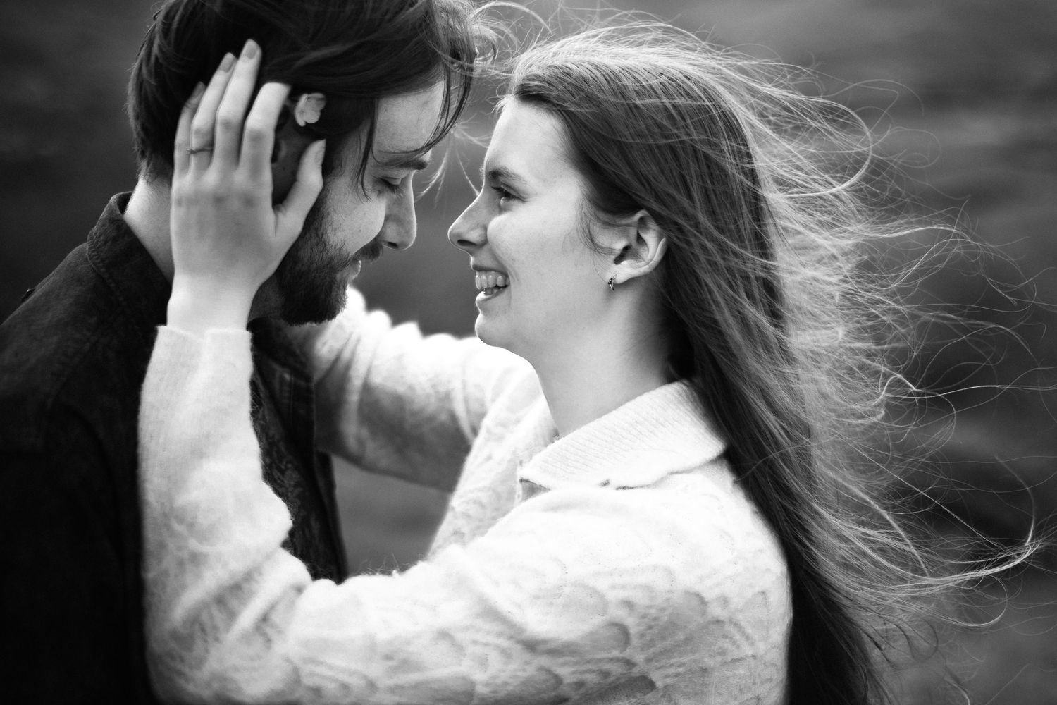 Portrait de couple, émotion pure & style naturel sans pose, en extérieur par Eric Filliat, Auvergne et France entière