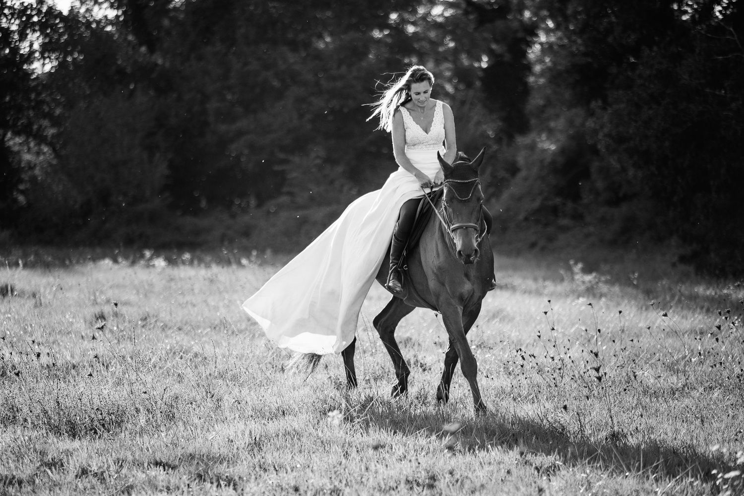 Portrait de mariée élégante en lisière de forêt par  Eric Filliat. Photographie de mariage artistique et raffinée en Auvergne.