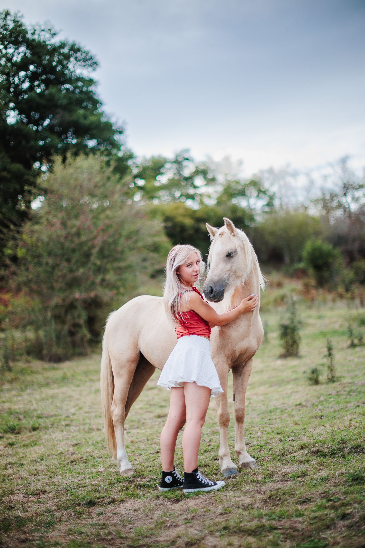 Jeune fille et son poney blond en pleine nature. Regard authentique et portrait de vie de la famille, secteur Combronde.