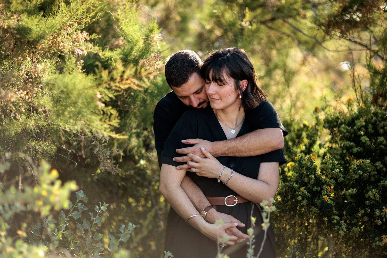 Deux Adam et Ève fusionnels en pleine nature. Étreinte intense dans un décor végétal. Photographe de couple en Provence et lumières du Sud.