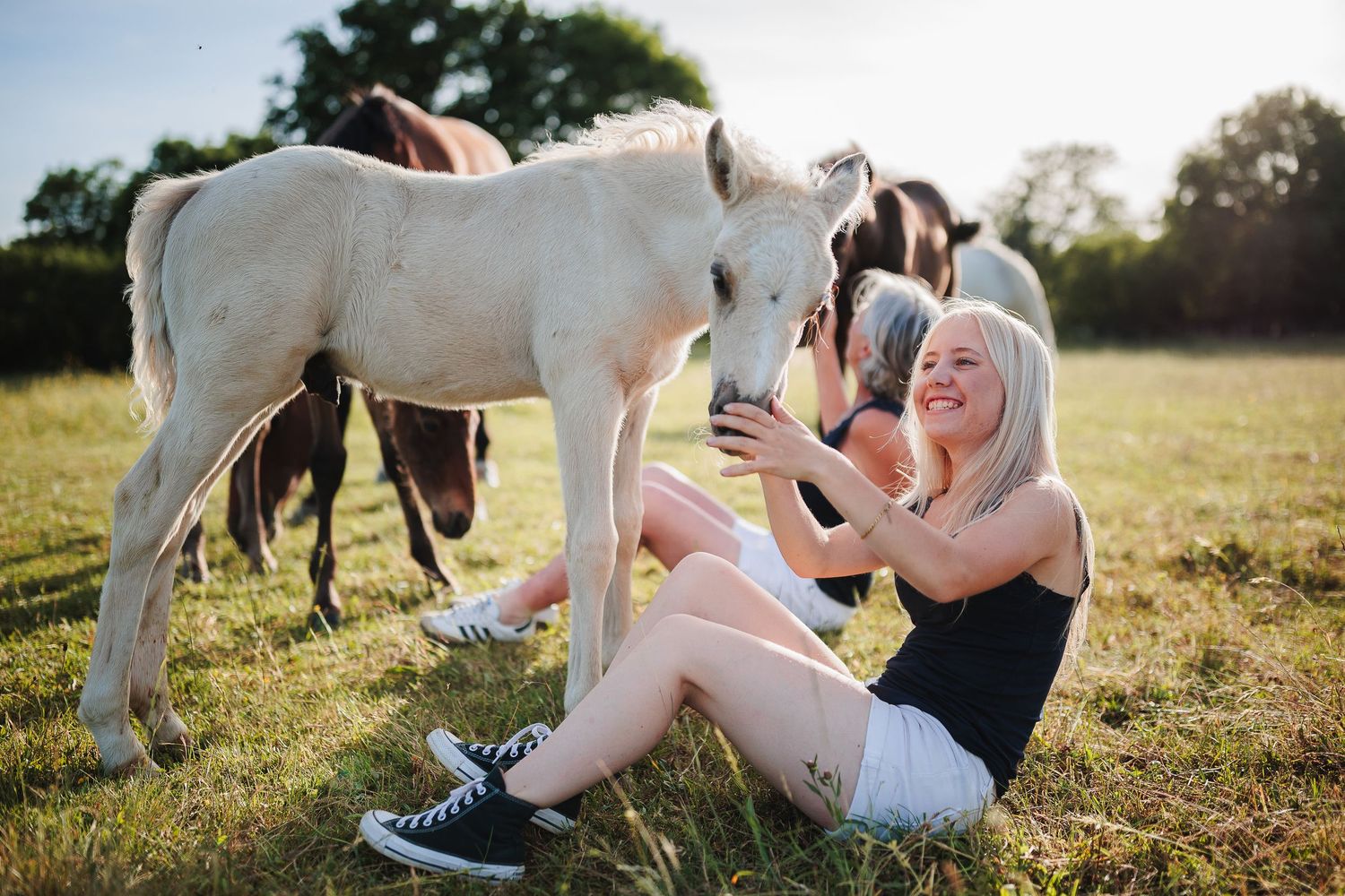 Séance l'Animal & sa Tribu en Auvergne, proximité Limousin, pour une famille de passionnés d'équitation. Complicité et jeux spontanés.
