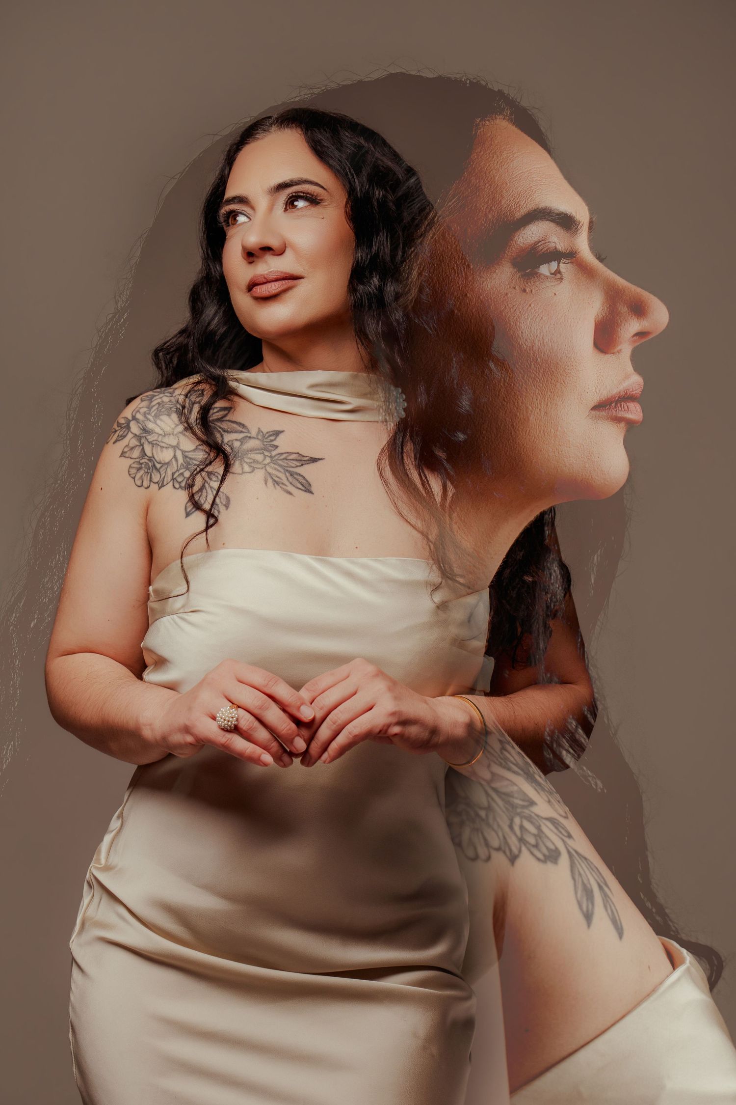 Fotografia de retrato feminino elegante e sofisticado em estúdio por Rita Teixeira.