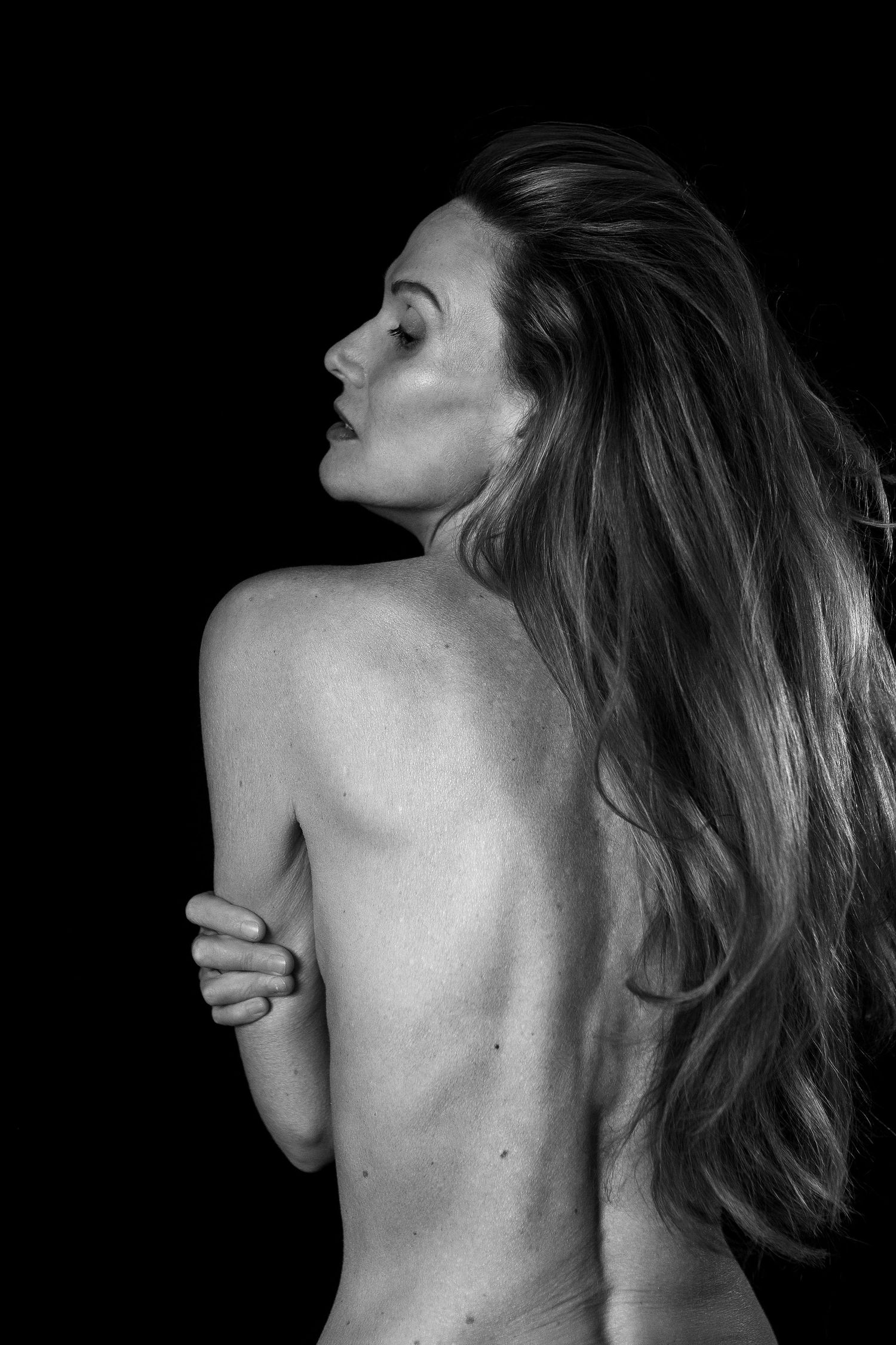 Bold fine art boudoir photo in black and white showing the curve of a woman's spine — boudoir photography for women over 50 Fort Worth TX.