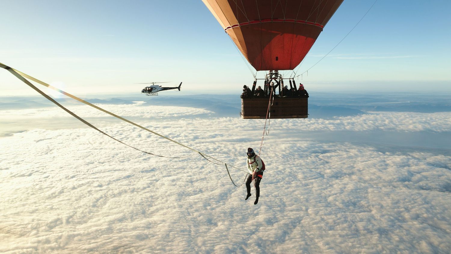 Julien Roux walking between two hot air balloons; captured by Fabiano Mancesti, Swiss sports photographer based in Switzerland