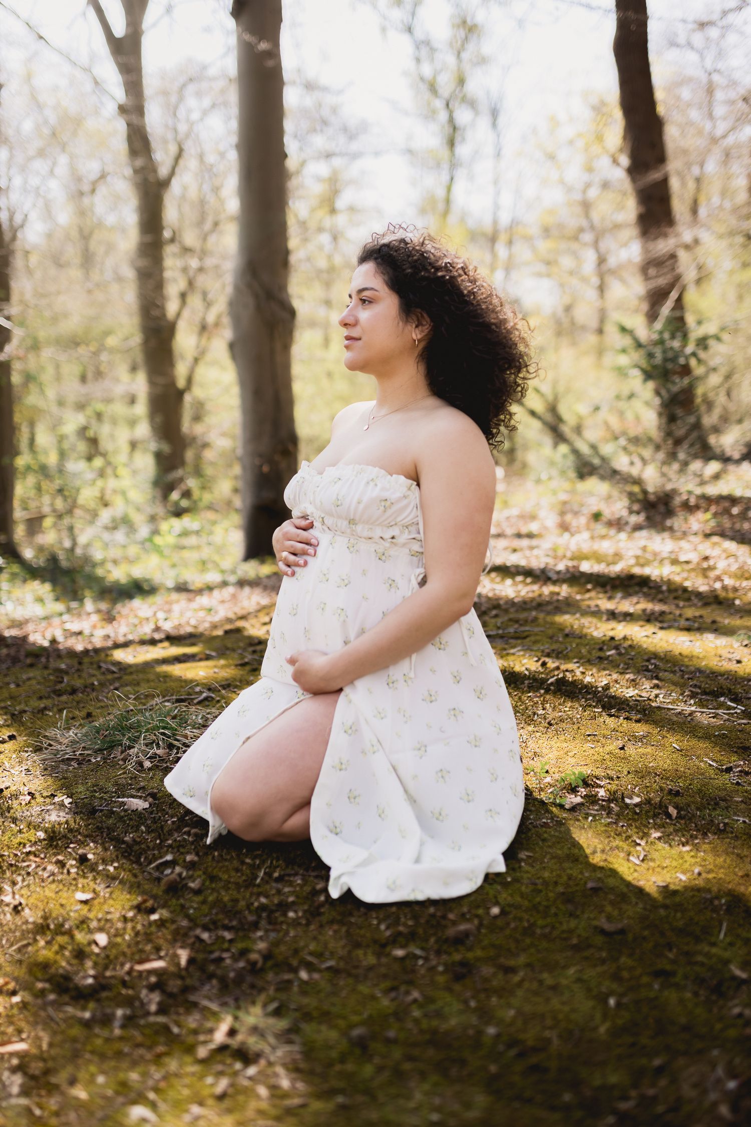Outdoor maternity photoshoot cottagecore vibes, forest near Amsterdam, lifestyle pregnancy photography Noord-Holland Netherlands
