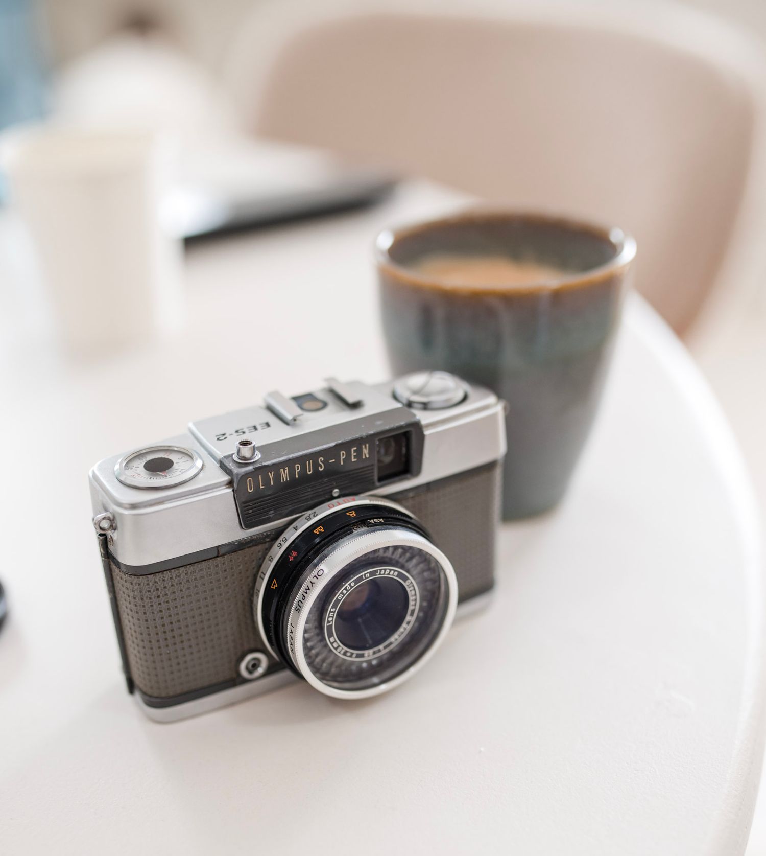 Vintage camera and coffee – cozy creative atmosphere. Vintage camera en koffie – sfeervolle creatieve setting.