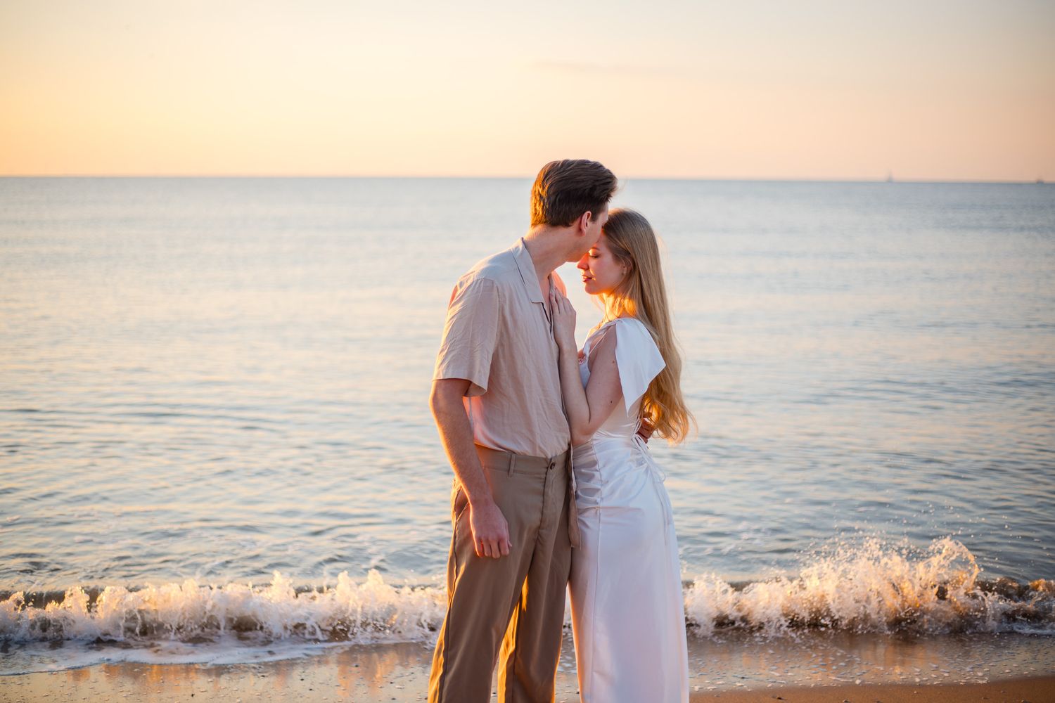 Romantic couple photoshoot by the sea – engagement shoot Noord-Holland. Loveshoot aan zee Noord-Holland, spontane momenten.