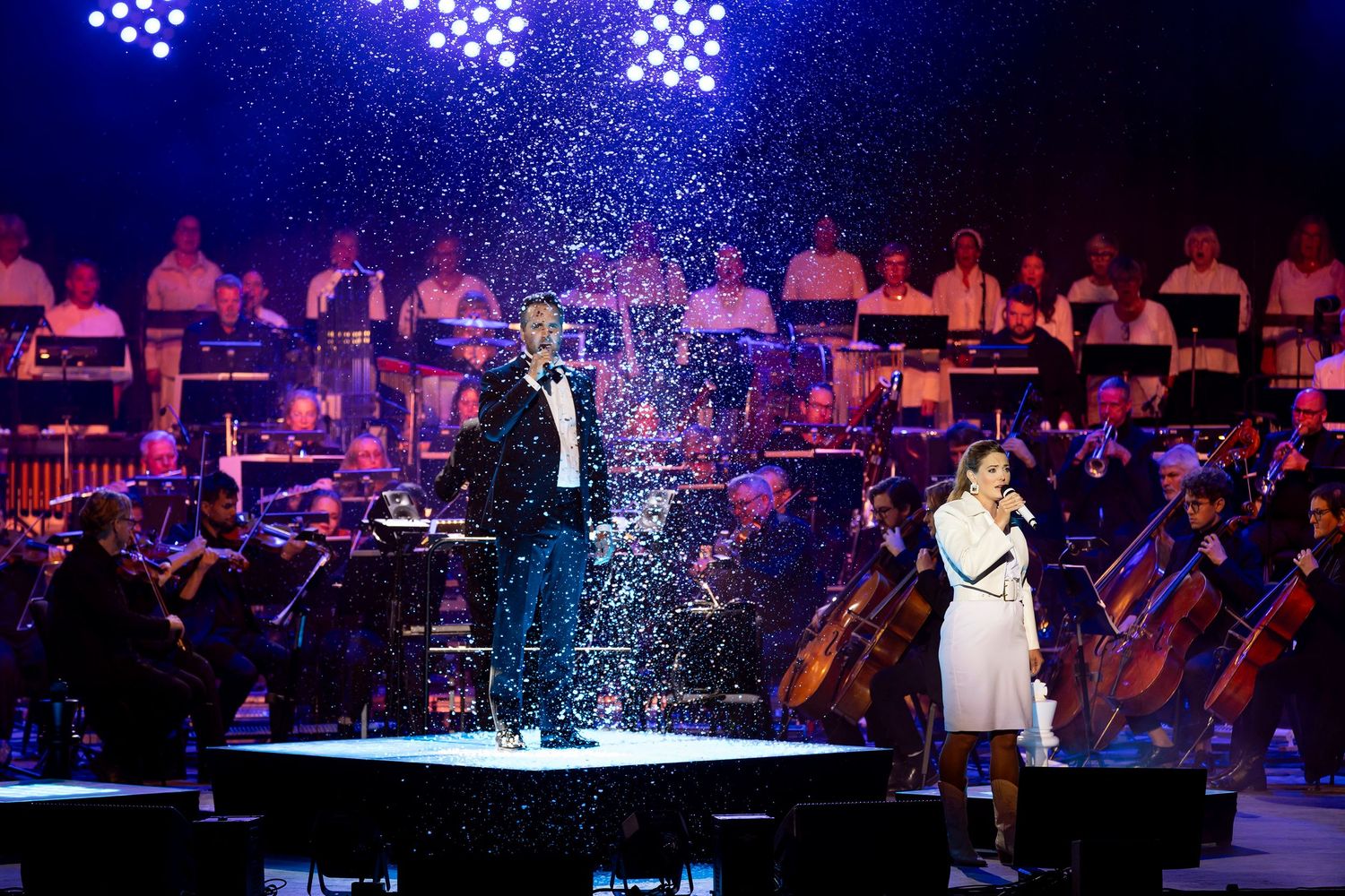 Chess in Concert på Dalhalla. Philip Jalmelid och Tuva B Larsen sjunger. Snö faller över Philip. Fotograf Rebecca Nordin.