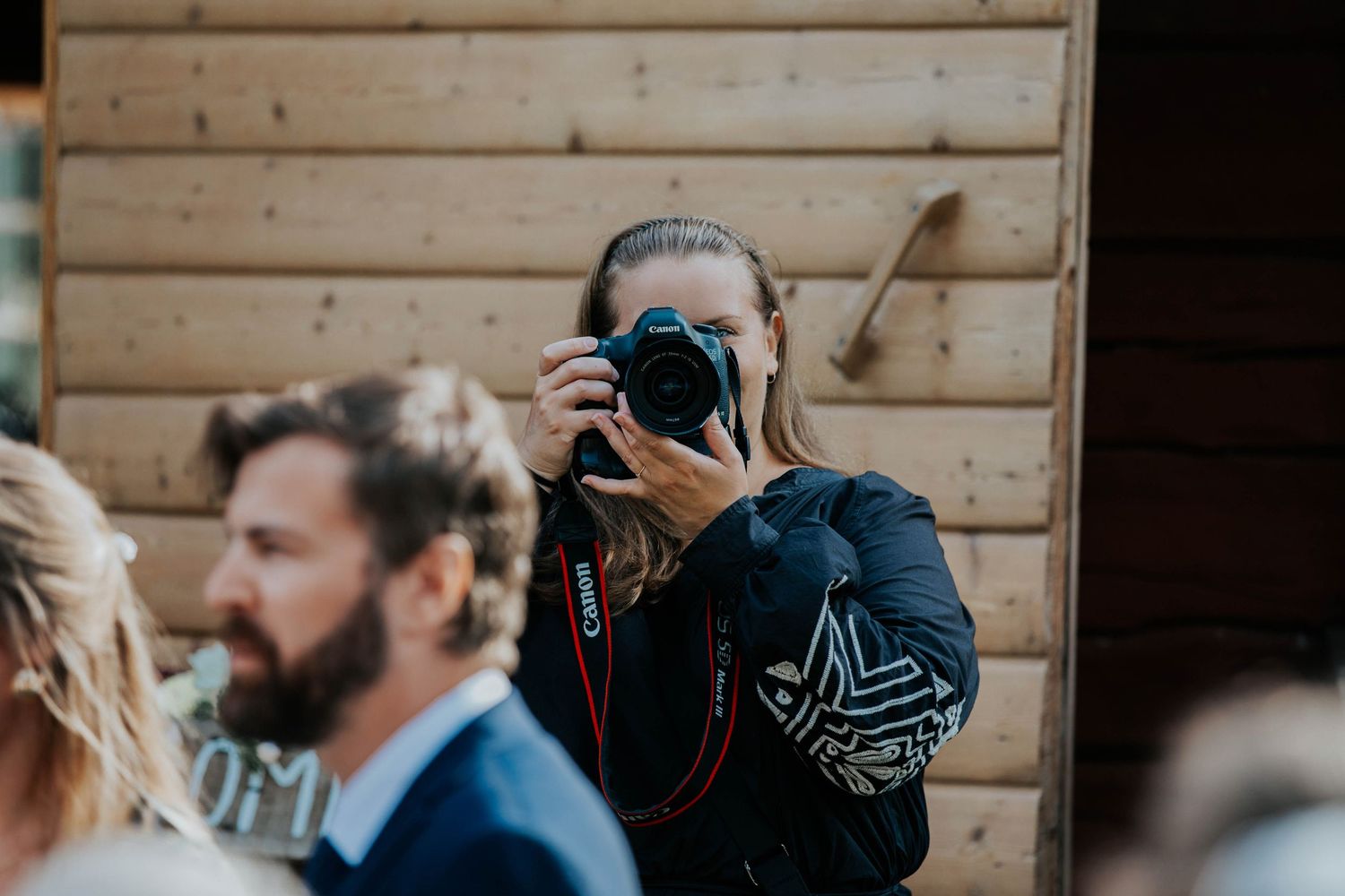 Bild på Fotograf Rebecca Nordin när hon fotograferar bröllop.