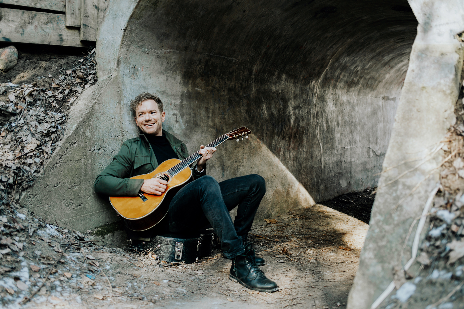 Porträtt på artisten och musikalartisten peter Johansson.