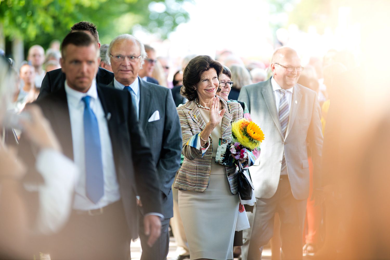 Kungaparets besök i Karlstad. Drottning Silvia bär en bukett från Gullvivans blommor via Karlstad kommun. Fotograf Rebecca Nordin.