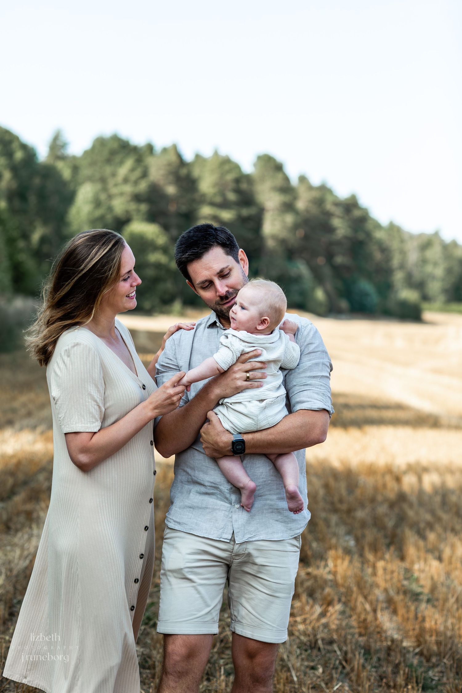 Familjefotografering med barn utomhus i Strängnäs