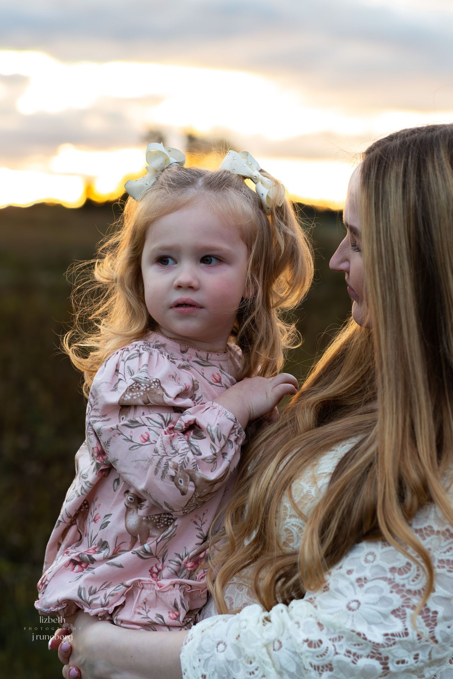 Familjefotografering med barn utomhus i Strängnäs
