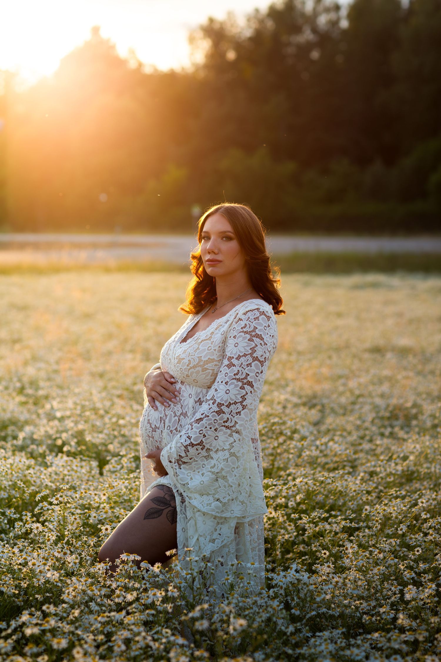 Gravidfotografering i mjukt kvällsljus i strängnäs